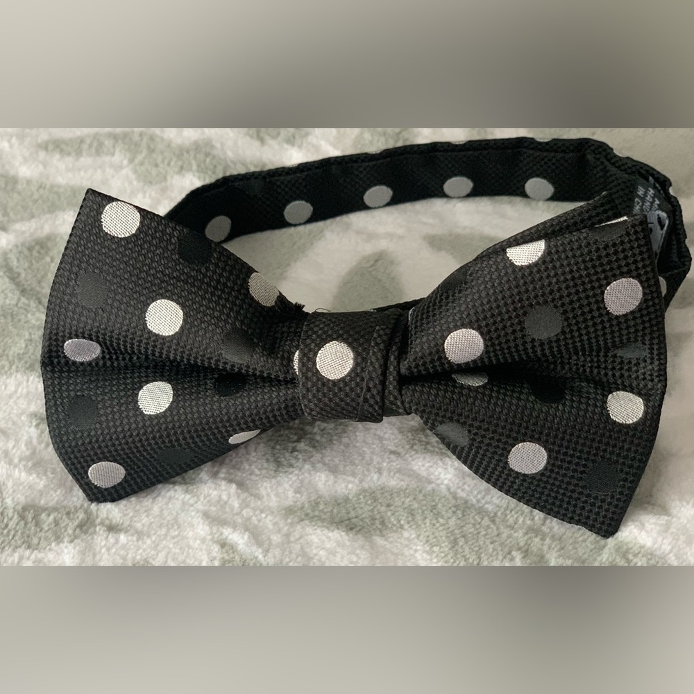 Silver and Black Polka Dot Re-Tie Bow Tie